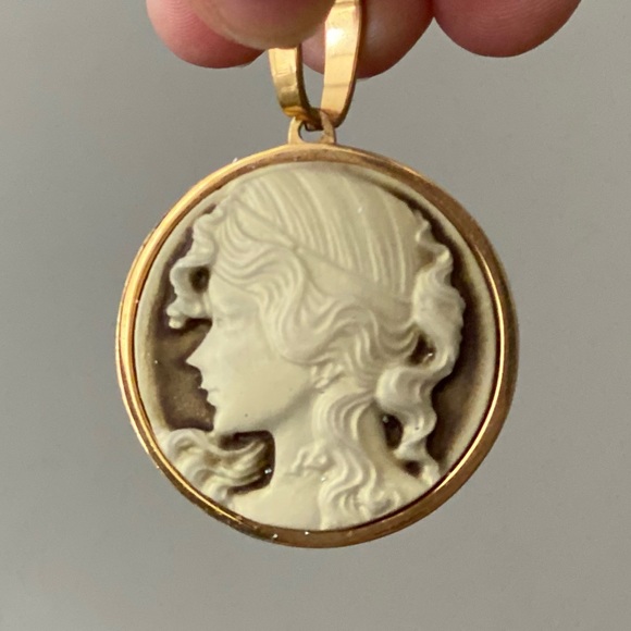 Vintage Golden Cameo Pendant - Picture 3 of 4